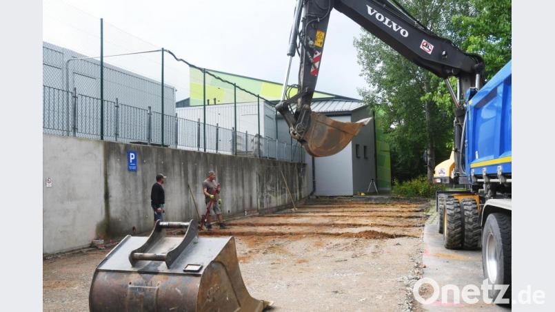 Seit Montag machen Bagger am Parkplatz der Schwimmhalle Platz für neue Container für die Lobkowitz-Realschule. Am Tag darauf bekam der Neustädter Stadtrat den entsprechenden Bauantrag. Bild: Gabi Schönberger