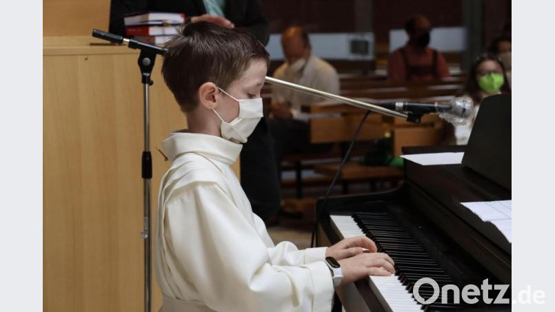 Erstkommunikant Alexander Snajder spielte beim Kommuniongottesdienst am zweiten Sonntag zwei Stücke auf dem E-Piano. Bild: ads