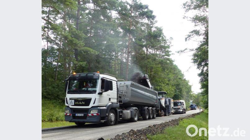 Die Großfräße entfernt die alten Straßendeckschichten und befördert das Fräßgut in die wartenden Laster. Bild: jp