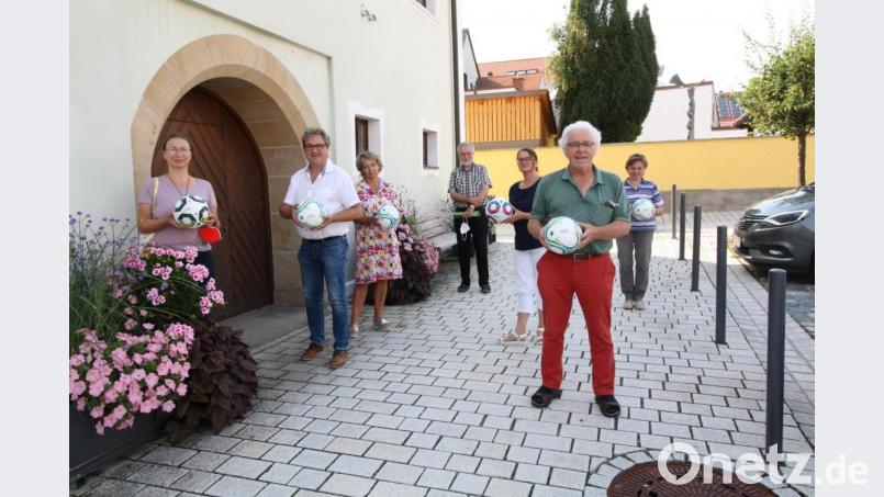 Der &quot;Pressather Fair-Trade-Fußball&quot; soll die Hoffnung auf ein erfolgreiches Bewerbungsverfahren für den Titel &quot;Fair-Trade&quot;-Stadt symbolisieren. Im Bild (von links) Heike Heindl, Bürgermeister Bernhard Stangl, Sprecherin Gabriele Löw, Stadtpfarrer Edmund Prechtl, Silke Tanner, Richard Waldmann und Maria Lober. Bild: bjp
