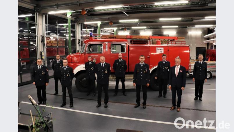 Neue Vorstandschaft der Feuerwehr Tirschenreuth (von links): Paulus Mehler, Thomas Heger, Christian Nurtsch, Peter Trottmann, Markus Mayer, Christian Nickl, Rainer Burkhard, Jörg Wiedemann, erster Bürgermeister Franz Stahl, Franz Häring. Bild: Johannes Werner/exb
