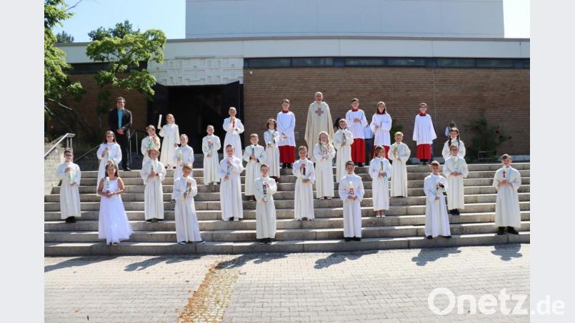 Die diesjährigen Erstkommunikanten aus den Klassen 3b bis 3d der Albert-Schweizer-Schule feierten mit Pfarrer Alois Berzl am zweiten Sonntag ihre Erstkommunion in der Pfarrkirche St. Michael. Bild: ads