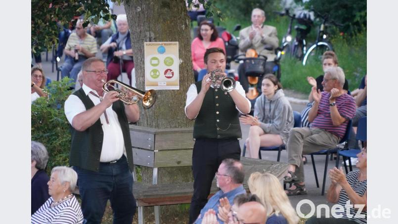 Rudi Salomon (links) und Jonas Kraus spielen zusammen mit der Trachtenkapelle Waldthurn am Lennesriether Dorfbankerl Bild: fvo
