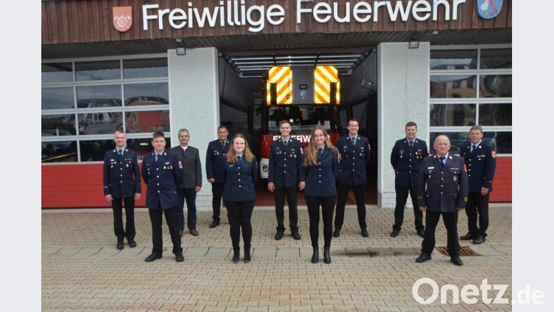 Stadtkommandant Mario Dobmayer (links) und Bürgermeister Andreas Wutzlhofer (Dritter von links) sind stolz auf ihre Mannschaft, zu der seit Sonntag weitere neue Aktive und beförderte Mitglieder gehören. Kreisbrandinspektor Martin Weig (Zweiter von rechts) und Kreisbrandmeister Christian Demleitner (rechts) gratulierten dazu. Bild: dob