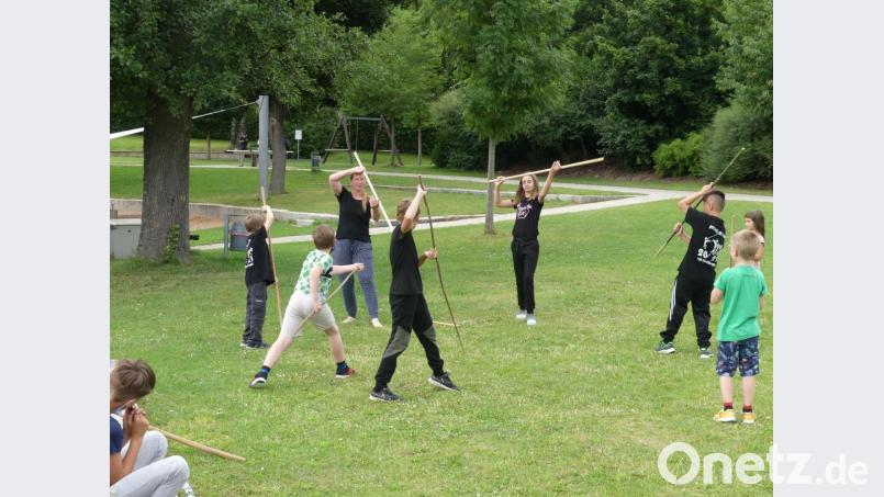 Kathleen Walberer übt mit den Kindern im Ferienprogramm Grundschritte des Aikido ein, das keine wettkampforientierte Sportart ist. Bild: rn