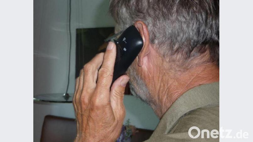 Reinhard Walter steht dazu, dass er mit seiner Frau Edith beinahe auf einen Schock-Anruf hereingefallen wäre und erzählt die Geschichte, um andere potenzielle Opfer zu warnen. Sein Gesicht möchte der 71-Jährige aber nicht zeigen. Bild: tk