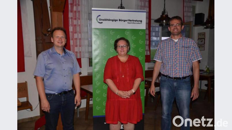 Vorsitzender Christian Bäß (rechts) und Bürgermeister Christian Porsch zeigten sich erfreut, dass Marion Sendelbeck das Amt der Schriftführerin übernimmt. Bild: ak