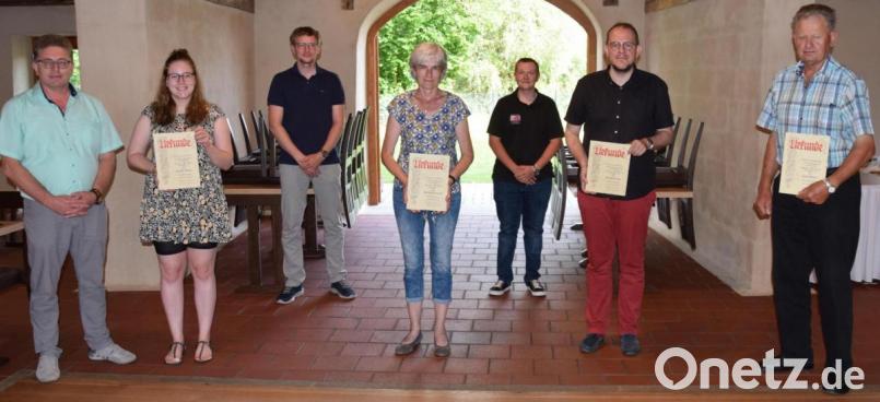 Die Blaskapelle St. Ägidius Schmidmühlen ehrt langjährige Mitglieder (von links): Vorsitzender Richard Fischer, Kerstin Fischer, Zweiter Vorsitzender Alexander Böhm, Gertraud Lamecker, Dritter Vorsitzender Andreas Preussl, Roland Preussl und Jakob Dobler. Bild: bö