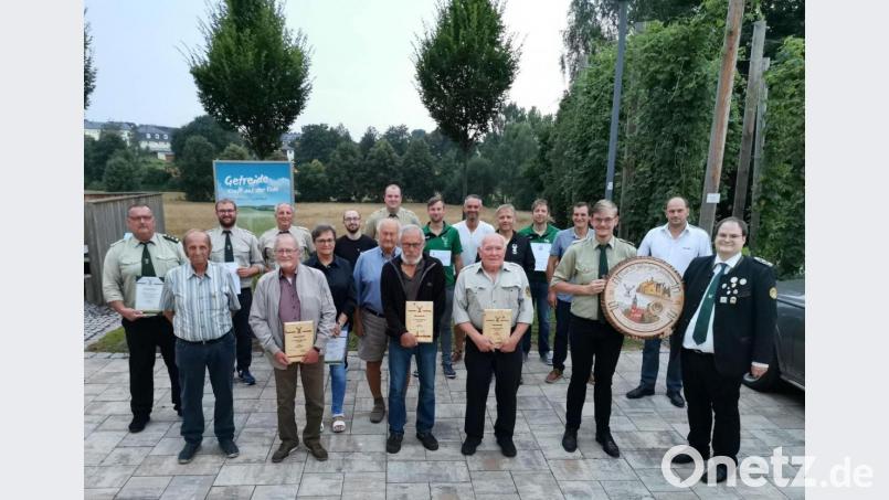 Gauschützenmeister Stefan Brandmiller und zweiter Bürgermeister Thomas Kleber gratulieren Schützenmeister Daniel Biermeier zum Vereinsjubiläum und Mitgliedern für langjährige Treue und zu sportlichen Erfolgen. Bild: gz
