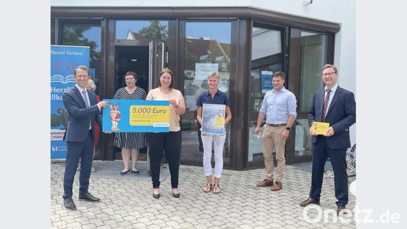 Die Gemeindebücherei Schwarzenfeld freut sich über den Kinderbibliothekspreis. Im Bild von links André Zorger vom Kommunalmanagement Bayernwerk, die Vertreterinnen der Bücherei Birgit Koch, Alexandra Kirst und Manuela Irlbacher, Bürgermeister Peter Neumeier und Wolfgang Dumm (Bayernwerk). Bild: Perko/exb