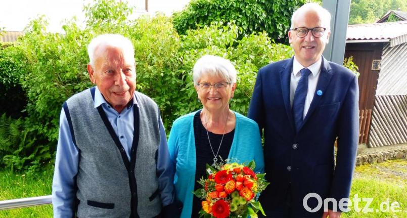 Dem Jubelpaar Dietmar und Marianne Schulz aus Luppersricht gratuliert Bürgermeister Bernhard Lindner (rechts) zur diamantenen Hochzeit. Bild: ibj