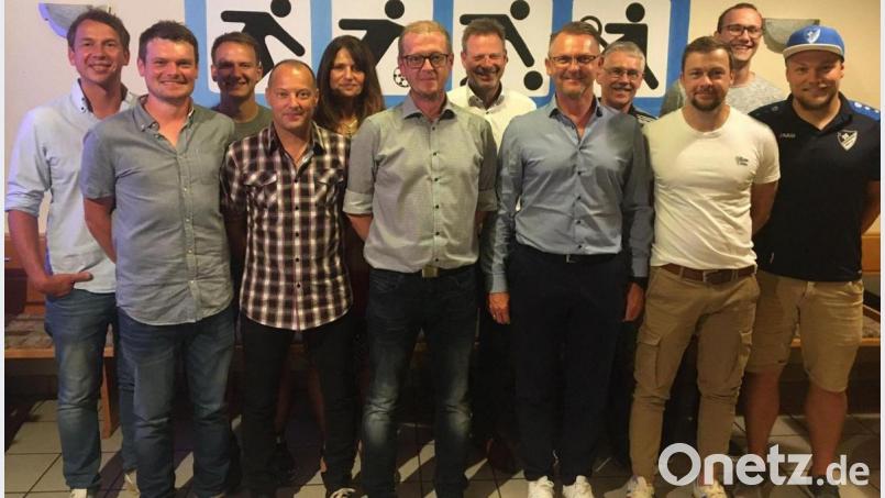 Der umformierte Vorstand des SV Freudenberg mit dem neuen Vorsitzenden Andreas Koch (Sechster von links), Bürgermeister Alwin Märkl (Siebter von links) und dem ehemaligen Vorsitzenden Christian Straller (Achter von links). Bild: gri