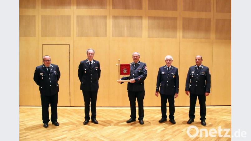 Kommandant Michael Spranger, Wolfgang Huber, der scheidende Vorsitzende Helmut Staratschek, sein scheidender Stellvertreter Erwin Zapf und Zweiter Kommandant Marco Harrer. Bild: jma