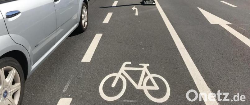 Weil immer mehr Radfahrer an der Mitterteicher- und der Prinz-Ludwig-Straße den Gehweg benutzen, überlegt Bürgermeister Bernd Sommer die Ausweisung von Radspuren auf der Fahrbahn. Symbolbild: ps