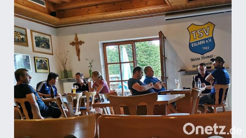 Die Vorstandschaft der JFG und die Eslarner Abordnung (links) diskutierten über den Fortbestand der Jugendgemeinschaft. Bild: gz