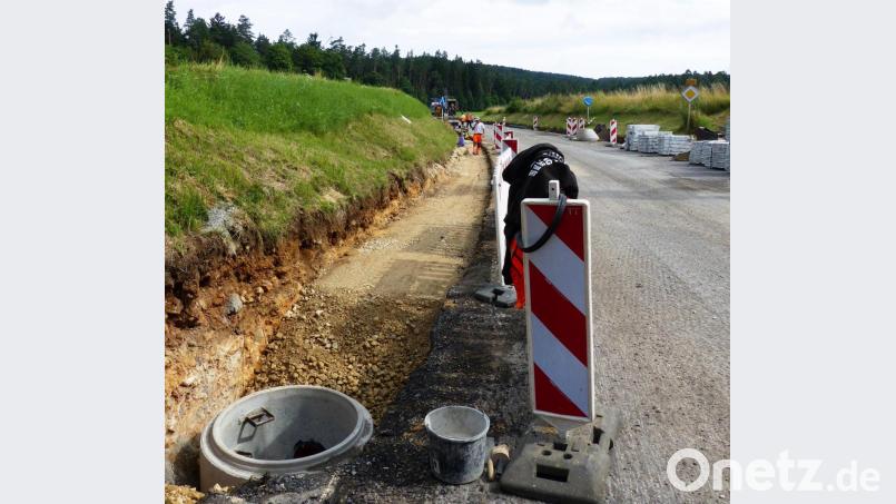 Am Allmannsfelder Berg werden die kaputten und schadhaften Rohrleitungen und Entwässerungsanlagen erneuert und die neuen Bordsteine verlegt. Bild: jp