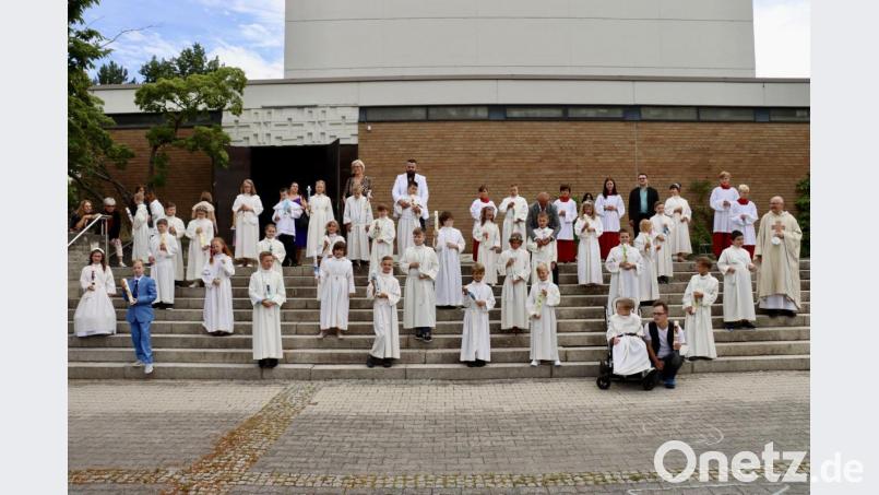 Die Erstkommunikanten der Klasse 3a feierten gemeinsam mit den 23 Erstkommunikanten aus dem Heilpädagogischen Zentrum ihr Kommunionfest mit Pfarrer Alois Berzl an vergangenen Wochenende und schlossen den diesjährigen Kommunionreigen ab. Bild: ads