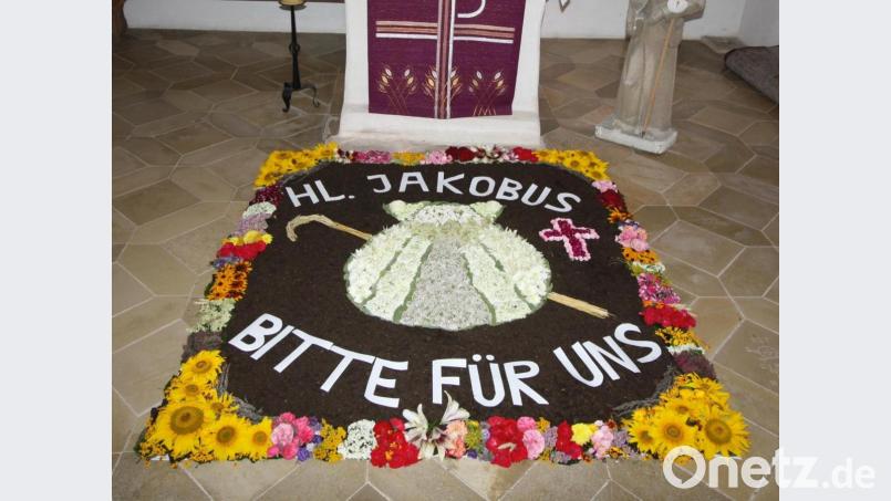 Eine Anregung aus Spanien griff die Katholische Landjugend Burkhardsreuth mit ihrem Blumenteppich zu Ehren des Pfarrpatrons, des heiligen Jakobus des Älteren, auf: Er ist Teil einer weltumspannenden &quot;Blumenteppichkette&quot; anlässlich des Jakobusjahres. Bild: bjp