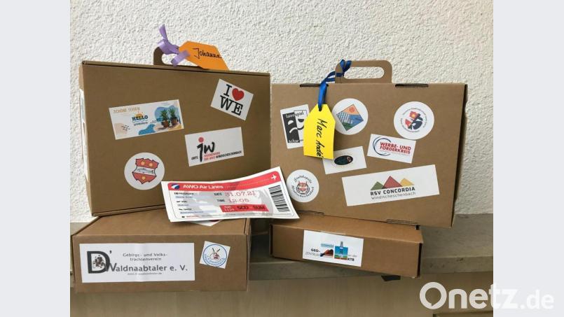 Für jedes Kind sind 20 Aktionen in die Ferienkoffer gepackt, die es mit dem Flugticket in aktionsreiche Ferien gibt. Für jene, die sich angemeldet hatten, lag ein Koffer mit dem Namensschild und dem Ferienflugticket versehen zur Abholung bereit. Bild: exb