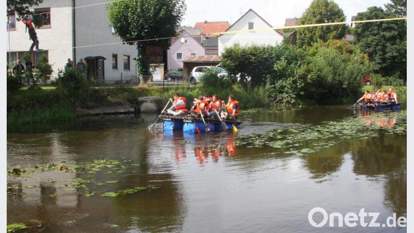 Die Floßfahrten auf der langsam dahinfließenden Waldnaab wurden oft zu einem Familienausflug. Unter der Seilbrücke hindurch steuerte man die Burg, danach wieder das Ufer an der Gemeindewiese an. Bild: wro