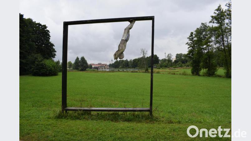 Die Skulptur „Der aus dem Rahmen springt“ am hinteren Ende des Fischhofparks wurde erheblich beschädigt. Die Hände der Holzskulptur wurden abgehackt. Bild: szl