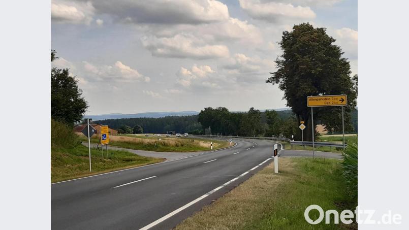 Ab kommendem Montag wird auf der B 22 zwischen Wendersreuth und Altenstadt die Fahrbahn erneuert. Bis Ende August müssen sich die Verkehrsteilnehmer auf Sperrungen einstellen. Bild: ils