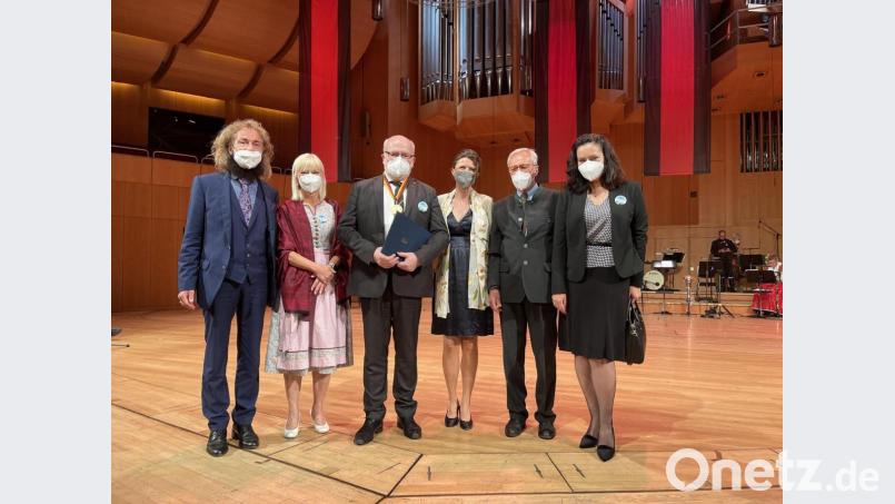 Nach der Verleihung des Karlspreises an Daniel Herman (Dritter von links) fasste der Fördervereins-Vorstand den Beschluss für die Durchführung des Wallfahrtstags. Von links Luis-Andreas Hart mit Staatsministerin Trautner, von rechts CZ-Generalkonsulin Kristina Larischova, Helmut Eikam und Erika Tesar (Stiftung Bayerische Gedenkstätten). Bild: Förderverein Maria Kulm/exb