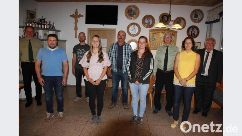 Das neue Vorstands-Team der „Hubertus“-Schützen Wondreb mit (links) Schützenmeister Bernhard Härtl und seinem neuen Stellvertreter Helmut Forster (Fünfter von links). Bild: kro