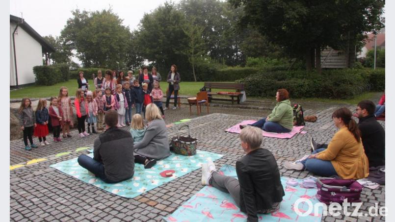 Die Verabschiedung der Vorschulkinder im Freien war zugleich ein kleines Familienfest. Bild: wro