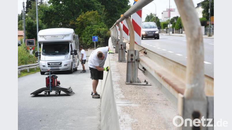 Wegen des schlechten Wetters dauern die Arbeiten an der Stützmauer noch bis kommende Woche. Bild: Gabi Schönberger