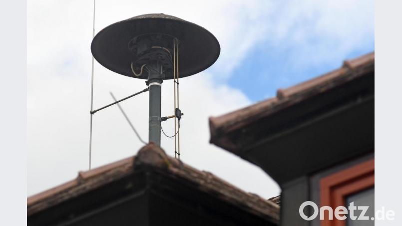 Das ist eine von insgesamt 148 Sirenen im Landkreis Neustadt. Sie heulen, wenn die Feuerwehr ausrücken soll. Bald könnten sie auch vor Katastrophen warnen. Bild: Gabi Schönberger
