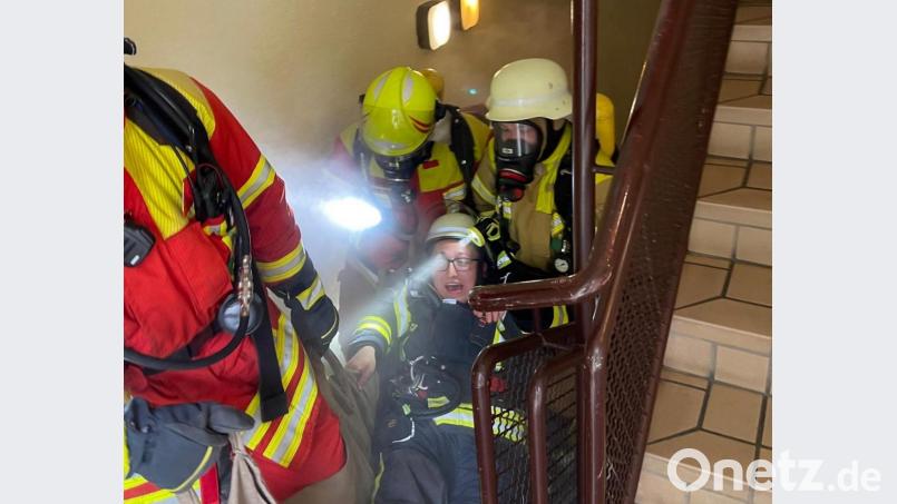 Die Notfallrettung eines Kameraden will geübt sein. Die jungen Atemschutzgeräteträger von Wehren aus der Landkreis-Mitte absolvieren ihre Übungen mit viel Engagement und gehen oft bis an die Belastungsgrenzen. Bild: Feuerwehr Neustadt/exb
