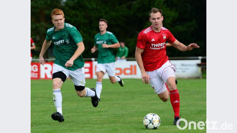 Sebastian Ebenburger (links) vom FC Wernberg mit dem Pfreimder Maximilian Herzog. Die Wernberger reisen am Sonntag nach Kulmain, die Pfreimder nach Ensdorf. Bild: exb