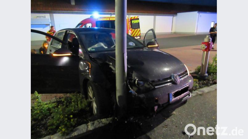 Der VW prallte bei dem Unfall auf einem Supermarktparkplatz in Weiherhammer gegen einen Lichtmasten. Bild: Polizeiinspektion Neustadt/exb