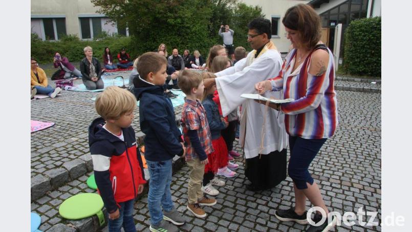 Die zuvor von Pfarrer Joseph (Zweiter von rechts) gesegneten Umhängekreuze sollten ein Andenken an die Kindergartenzeit und ein Begleiter ins erste Schuljahr sein. Überreicht wurden sie vom Geistlichen und der Leiterin des Kinderhauses Sankt Marien, Katja Höfer-Nickl (rechts). Bild: wro