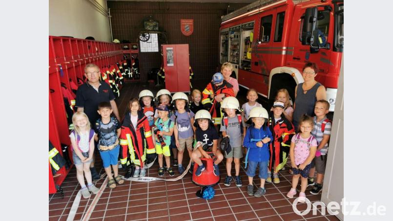Die Kindergartenkinder spielten Feuerwehrfrau und -mann. Bild: gz