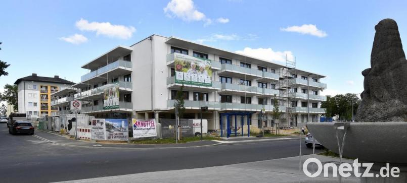 Zwischen Stadtteil-Büro (links) und Seelöwenbrunnen (rechts) prägte bis zum Mai 2016 der Rundbau die Bergsteig-Optik. Jetzt steht dort das 15 Millionen Euro teure Senioren-Service-Haus. Bild: Petra Hartl