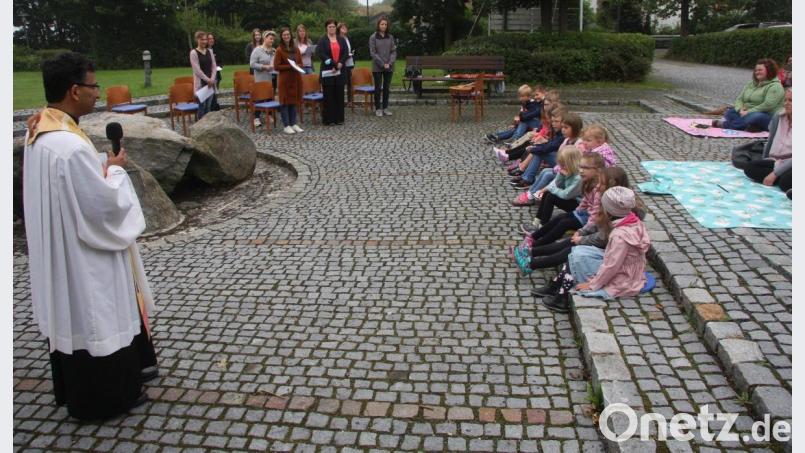 In den Mittelpunkt der Andacht rückte Pfarrer Joseph (links) neben Jesus, der immer da sei, auch die Veränderungen im Leben. Bild: wro
