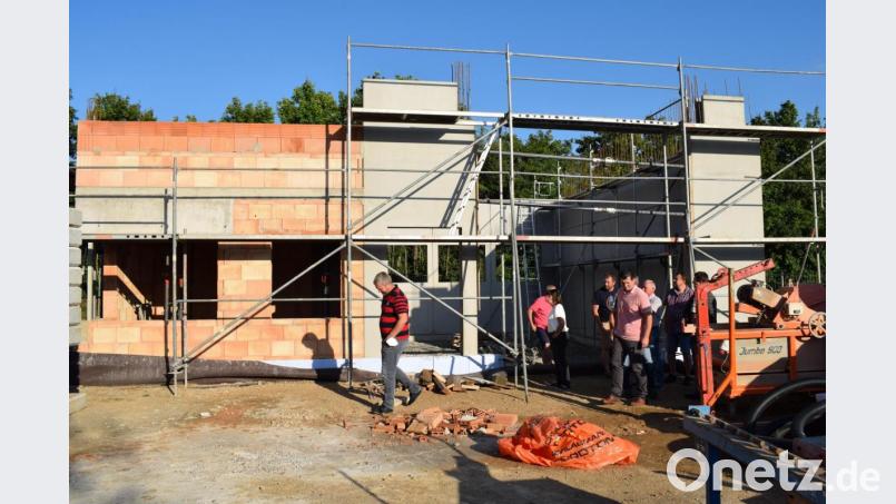 Am gemeindlichen Bauhof gehen die Arbeiten zügig voran. In Kürze kann Richtfest gefeiert werden. Bild: bnr