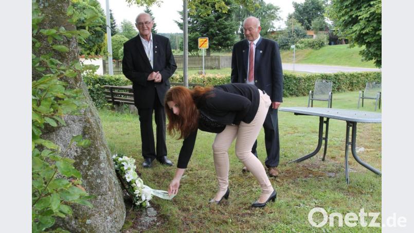 Bei der Kranzniederlegung am Gedenkstein erinnern Monsignore Andreas Uschold, Bürgermeisterin Marina Hirnet und Albert Kick (von links) an die verstorbenen ehemaligen Neulosimthaler. Bild: pi