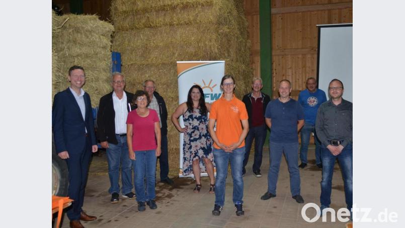 Landrat Florian Wiedemann (links) und Manfred Bauer (Vierter von links) bildeten den Wahlausschuss. Zur Führungsrtiege der Freien Wahler gehören nun (von links) Gernot Hammon, Christa Streit, Christina Walther, Tanja Scherm, Klaus Pühl, Marius Gawel, Karlheinz Sehnke und Thorsten Neugirg. Bild: ak