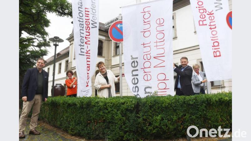 (Von links) Konstantin Thomas (Die Keramischen), Stefanie Dietz (Museumsleiterin), Petra Vorsatz (Stadtarchiv), Oberbürgermeister Jens Meyer und Sabine Guhl (Leiterin Regionalbibliothek) hissen die Fahnen vor dem Keramikmuseum in Weiden. Bild: Gabi Schönberger