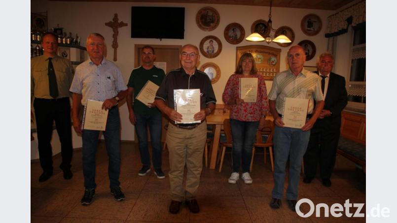 Schützenmeister Bernhard Härtl ehrte Hubert Tretter, Werner Schmelzer, Karl Haberkorn in Vertretung seiner Frau Monika, Gabi Birner, Ludwig Kohl (von links). Zweiter Bürgermeister Peter Gold (rechts) gratulierte. Bild: kro