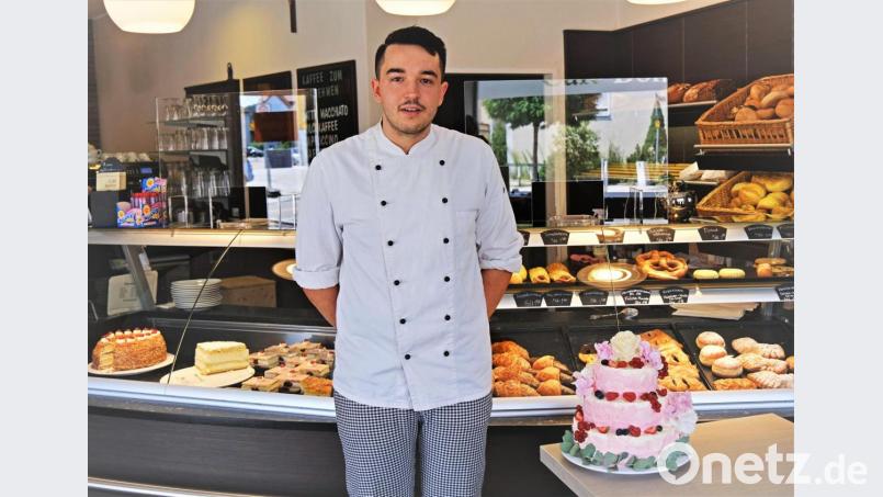 Der frisch gebackene Bäckermeister Dominik Birner präsentiert eine seiner Meistertorten im Café Bohne. Bild: twi