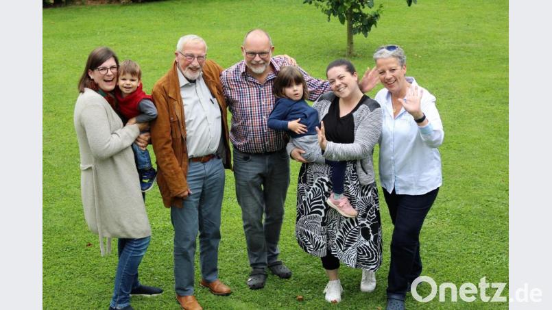An seinem Geburtstag feiert er vorerst im kleinen Rahmen: Enkelin Meike Drescher mit ihrem Sohn Johann, der Gefeierte Hans-Peter Drescher mit seinem Sohn Jochen, Clara auf dem Arm ihrer Tante Svenja Littwin und Schwiegertochter Katrin (von links). Bild: Dagmar Williamson