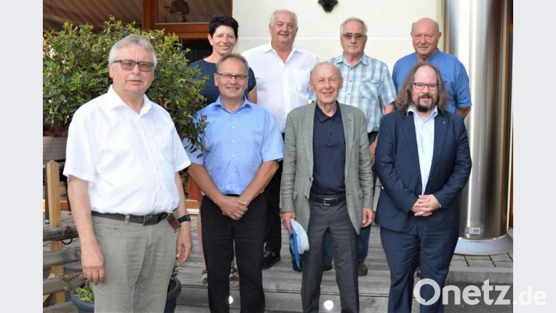 Das Bild zeigt die Führung der Akademie Ostbayern-Böhmen mit (von links) Hans Fischer, Hans Herl, Vorsitzendem Josef Schönhammer, Peter Deml, Jonas Keilhammer, Professor Wolfgang Otto und Alois Wild. Zweite Bürgermeisterin Margit Reichl (hinten, links) gratulierte zur Wahl. Bild: Johann Fischer/exb