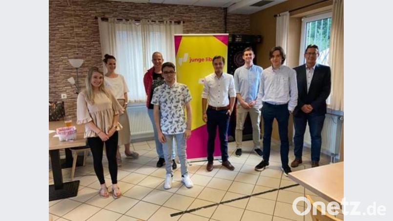 Neugewählter Vorstand der Jungen Liberalen Neustadt-Weiden (von links): Anna-Lena Günther, Sarah Wolf, Silke Klotz (nicht im Vorstand), Julian Hager, Sascha Anton, Simon Schlosser, Linus Meierhöfer, Oliver Mutterer (nicht im Vorstand). Bild: Sarah Wolf/exb