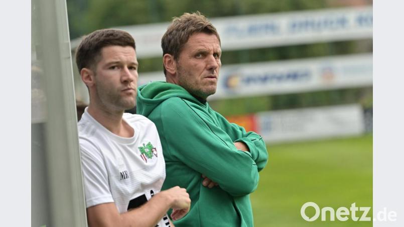 Trainer Michael Hutzler (rechts) erwartet ein hartes Stück Arbeit für die DJK Ammerthal im Spiel beim ATSV Erlangen. Bild: ref
