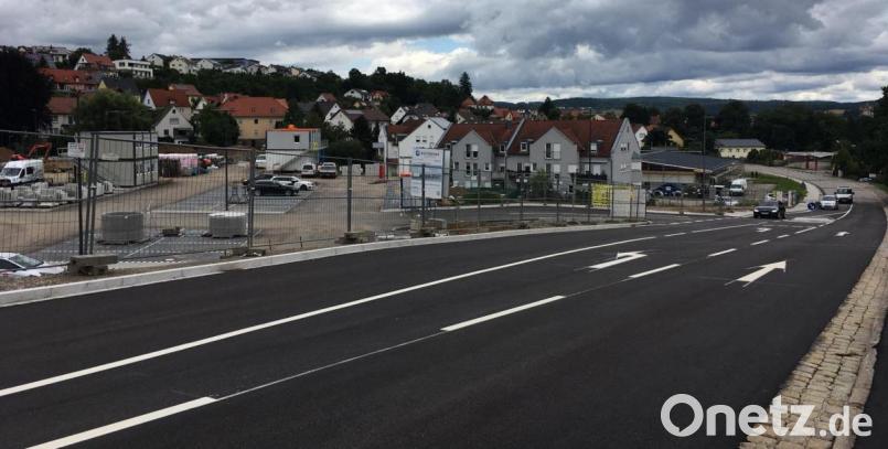 Die Zufahrt zum neuen Rewe-Markt ist gesichert. Die Linksabbiegespur aus Richtung Waldfriedhof dient der Verkehrssicherheit und soll den Verkehrsfluss nicht hemmen. Bild: ihl