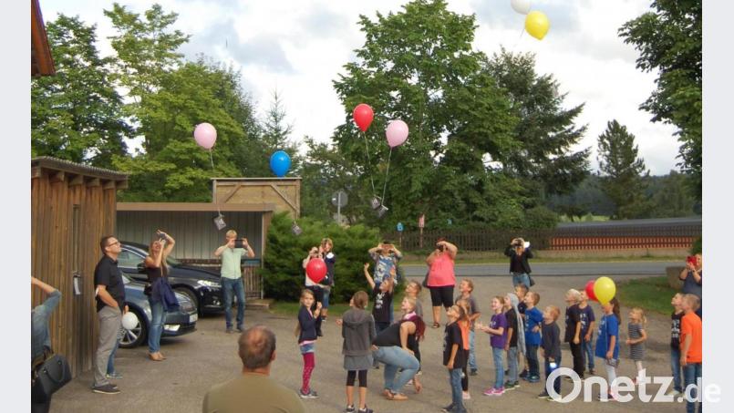 Mit bunten Luftballons lassen die Kinder ihre guten Wünsche in die Lüfte steigen. Bild: fjo